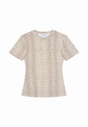 Beiges T-Shirt mit kurzen Ärmeln, hellbraunem Leopardenmuster und rundem Ausschnitt, mit der Aufschrift "OH APRIL."