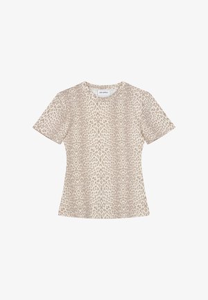 Beżowa koszulka z krótkim rękawem z jasnobrązowym motywem w panterkę i okrągłym dekoltem, oznaczona "OH APRIL."