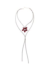 Rød blomstervedhængs halskæde med multi-streng brun snor. Har et centralt skinnende blomsterdesign og guldfarvede hardware-detaljer.