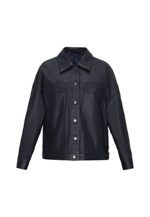 Schwarze Jacke aus Kunstleder mit langen Ärmeln, vorderem Knopfverschluss, zwei Brusttaschen und spitzem Kragen.