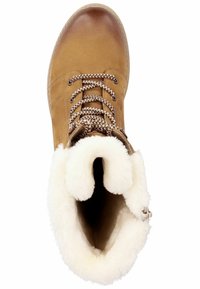 Bota de cuero marrón claro con punta redondeada, cierre de cordones y un collar de piel sintética. El forro interior es de un suave color blanco, ofreciendo calidez y comodidad.