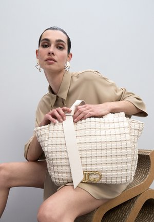 LOLA CASADEMUNT, HANDBAG - Bolso de mano - off-white
