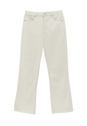 Beige gerade geschnittene Hose mit Frontknopf und Reißverschluss, Gürtelschlaufen sowie Vorder- und Hintertaschen, flach auf weißem Hintergrund ausgelegt.