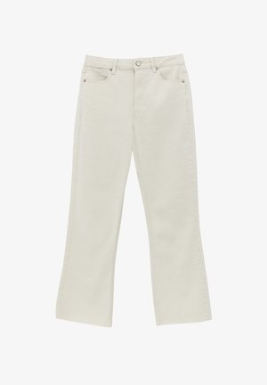 Beige rechte broek met voorste knoop en ritssluiting, lusstingels en voor- en achterzakken, plat gelegd op een witte achtergrond.