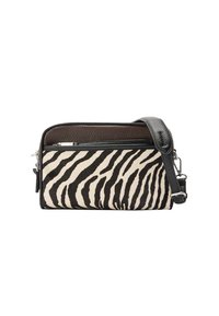 Torebka na ramię w wzór zebry, z czarnym skórzanym paskiem, kontrastującymi fakturami materiałów oraz komorą zapinaną na zamek dla bezpiecznego zamknięcia.