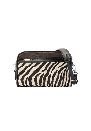 Torebka na ramię w wzór zebry, z czarnym skórzanym paskiem, kontrastującymi fakturami materiałów oraz komorą zapinaną na zamek dla bezpiecznego zamknięcia.