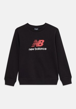Zwarte sweater met lange mouwen en een ronde hals, met een rood New Balance-logo en witte tekst "new balance" aan de voorkant.