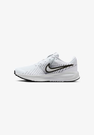 Zapatilla deportiva blanca con parte superior de malla texturizada, swoosh negro de Nike, suela acolchada y suela de goma negra, con un patrón de rayas diagonales.