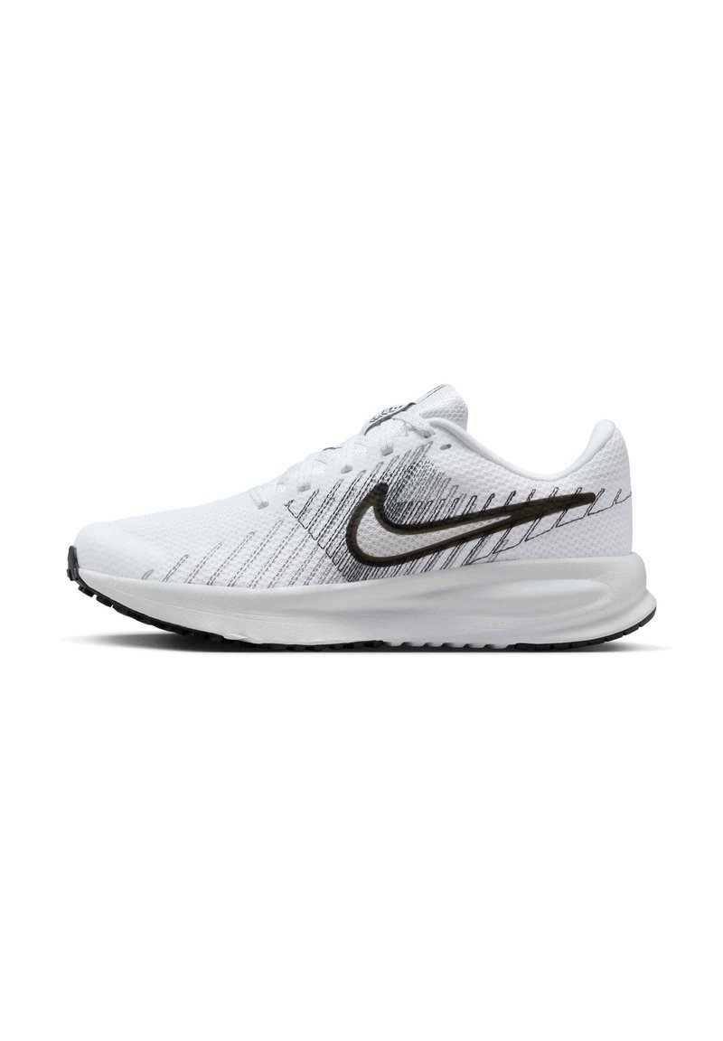 Baskets blanches avec dessus en mesh texturé, logo Nike noir, semelle rembourrée et semelle extérieure en caoutchouc noir, avec motif de rayures diagonales.