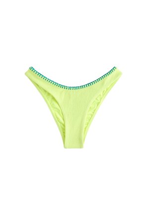 Bas de bikini vert clair avec détail de couture bleue le long de la ceinture courbée sur fond blanc.