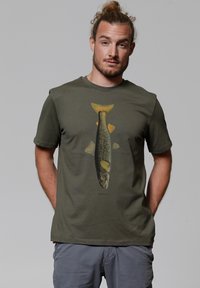 Olivenfarbene Baumwoll-T-Shirt mit einem detaillierten Fischgrafik in Gelb und Schwarz. Weicher Stoff mit kurzen Ärmeln und Rundhalsausschnitt.