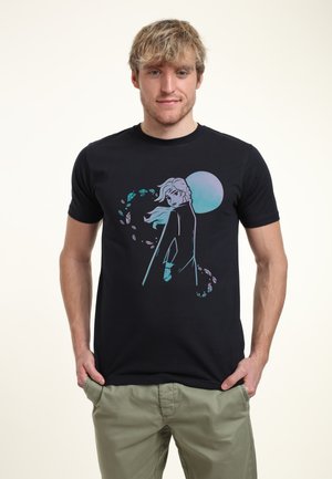 Czarna koszulka z graficznym wzorem postaci z falującymi włosami, otoczonej liśćmi i księżycem, w jasnoniebieskich i fioletowych odcieniach.