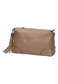 Borsa a tracolla in pelle color cuoio con finitura textures, chiusura a zip e un tassello laterale. Presenta angoli arrotondati e dettagli di cucitura discreti.