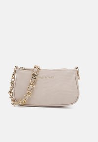 Béžová texturovaná kožená kabelka Valentino se zlatým řetízkovým popruhem a zipovým uzávěrem. Na přední straně se nachází logo.