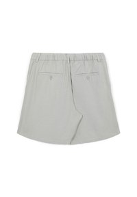 Shorts gris clair avec taille élastique, passants de ceinture et deux poches passepoilées à boutons à l'arrière, posés à plat sur un fond blanc.