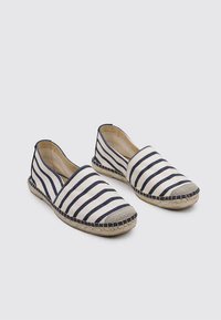 Espadrilles de lona con rayas azul marino y blancas, diseño flexible tipo slip-on, suela de cuerda natural y bordes cosidos para mayor durabilidad.