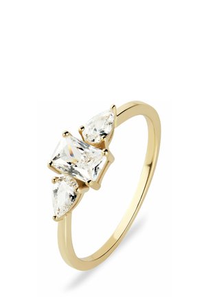 Bague en or ornée de trois pierres précieuses transparentes : une pierre centrale taillée en rectangle et deux pierres en forme de poire de chaque côté, avec un anneau poli.