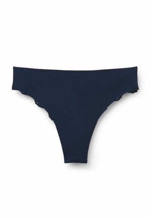 Marineblaue nahtlose Tanga-Unterwäsche mit dezenter Spitzenverzierung an den Kanten vor weißem Hintergrund.