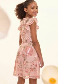 Rochie roz din paiete cu imprimeu floral, cu mâneci scurte cu volan, corset ajustat și fustă evazată, având un luciu subtil și țesătură texturată.