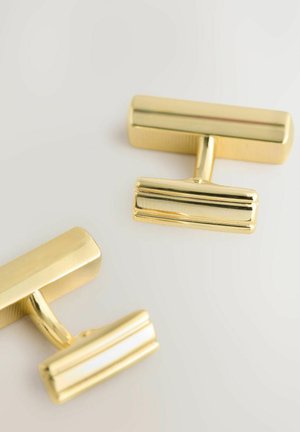 Goldene Manschettenknöpfe mit rechteckigem Design, glatter, polierter Oberfläche und strukturiertem Griffdetail am verbindenden Steg.