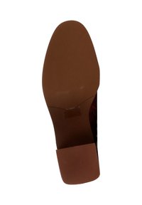 Suela de zapato de cuero marrón con una superficie lisa, punta redondeada y tacón cuadrado. El tacón es de un color marrón claro contrastante.