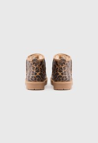 Ankle čizme s smeškim leopard uzorkom, mekanim krznom unutar i teksturiranim gumene potplate, s petnom trakom za lakše obuvanje.