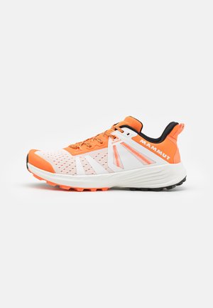 Scarpa da trail running bianca e arancione con tomaia in rete, suola testurizzata e battistrada tassellato; presenta il marchio Mammut e punta rinforzata.