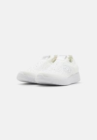 Fehér slip-on sportcipők texturált kötött felsőrésszel, kisméretű gyöngyökkel díszítve, és hullámos mintázatú párnázott talppal.