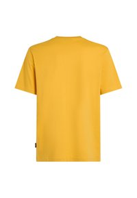 Gul kortærmet t-shirt lavet af blødt bomuld, med et klassisk crew neck design og en lige kant med et mærke på siden.