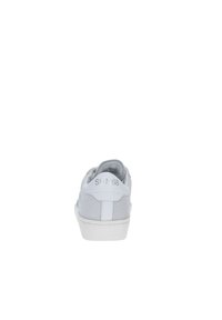 Sneaker grigio con accenti bianchi, realizzato in tessuto a rete. Presenta un colletto imbottito e un tallone con logo in rilievo. Suola in gomma, design minimalista.