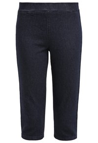 Pantalones de mezclilla oscuros, elásticos y cortos con cintura elástica y sin bolsillos ni cierres visibles.