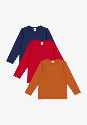 Tre t-shirt a maniche lunghe nei colori blu navy, rosso e arancione. Ognuna presenta un collo rotondo ed è realizzata in un tessuto leggero e liscio.