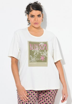 Weißes kurzärmliges T-Shirt mit einem grünen und rosa floralen Grafikdesign, das den Text "BLOSSOM" und "BOTANISCHER GARTEN PARIS" am unteren Rand zeigt.