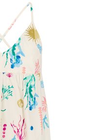 Crèmewitte mouwloze jurk met dunne bandjes die gekruist zijn aan de achterkant, voorzien van kleurrijke patronen van zeewier, schelpen en zon in blauw, roze en gouden tinten.