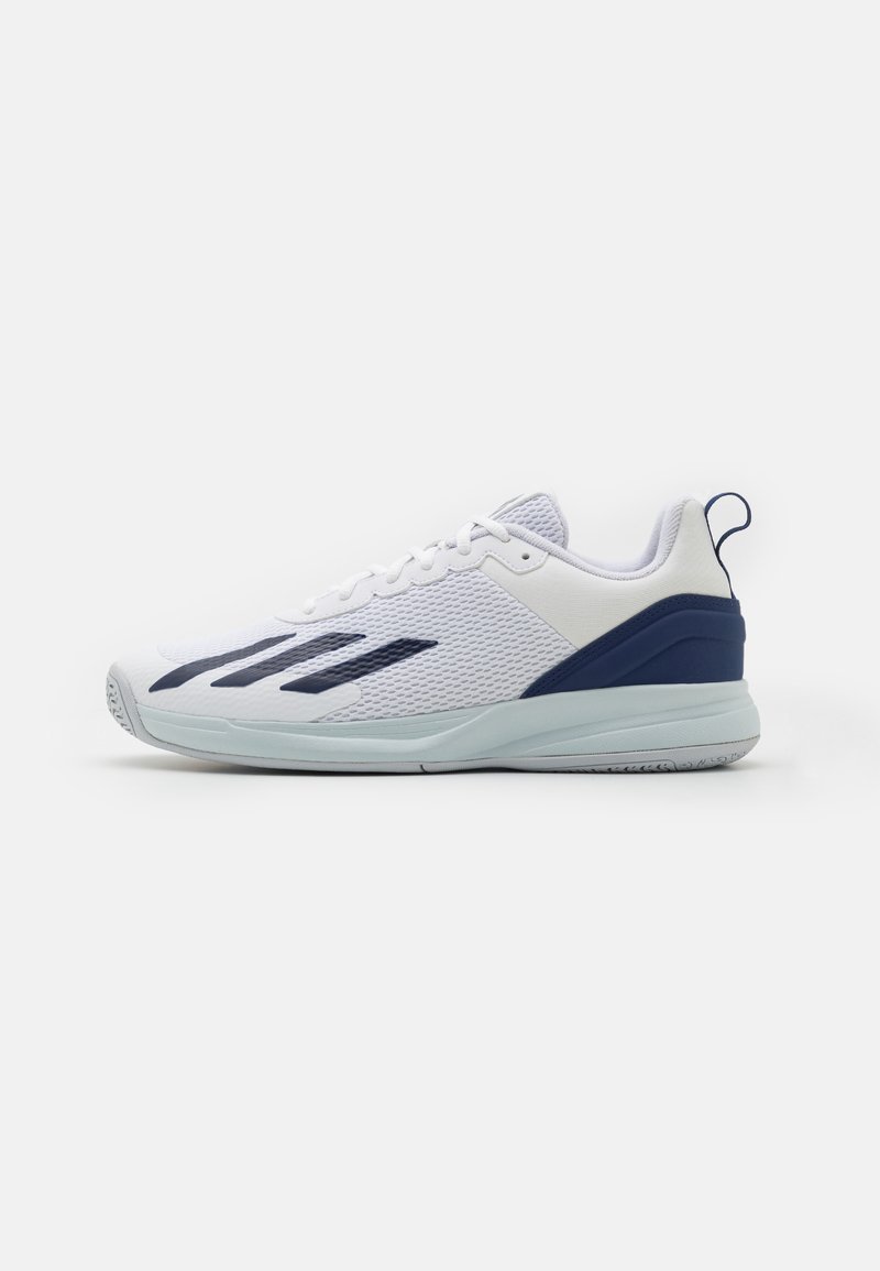 Weiße Sportausrüstungsschuhe mit einem atmungsaktiven Mesh-Obermaterial, marineblauen Akzenten, einer strukturierten Sohle und einem schlanken Design für Stabilität und Unterstützung.