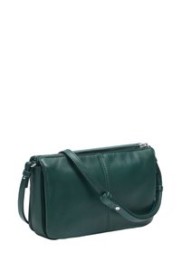Ciemnozielona skórzana torba na ramię z zamkiem błyskawicznym i regulowanym paskiem, przedstawiona na białym tle.