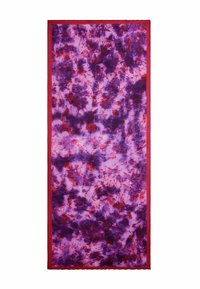 Tissu tie-dye violet et rouge avec des motifs tourbillonnants, bordé d'une lisière rouge solide. Texture lisse avec des nuances de couleur variées.