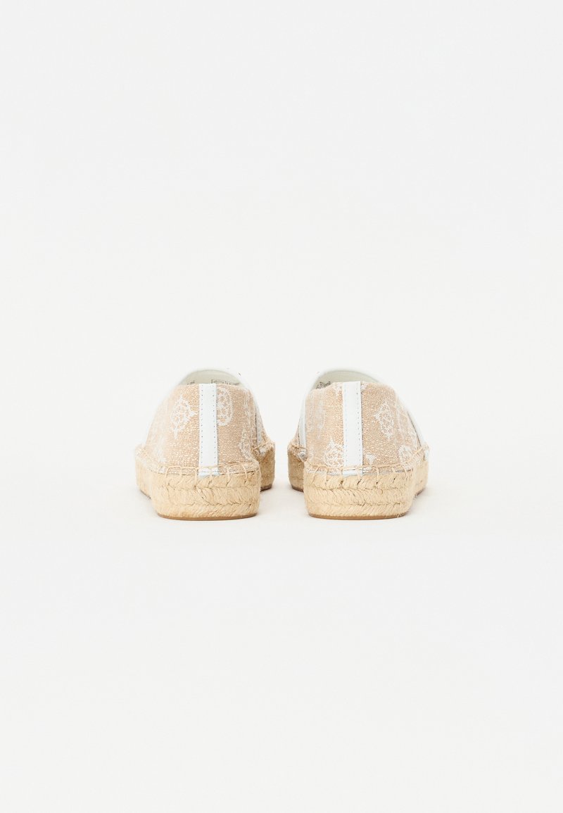 Beige Espadrilles mit einem gemusterten Stoff-Oberteil, weißen elastischen Akzenten und einer Sohle aus Juteseil. Die Rückansicht zeigt das Nähdetail.