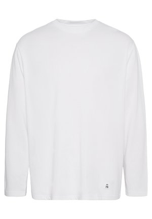 White long-sleeve T-shirt made of cotton. Features a crew neck, straight cut, and a small printed logo on the lower side. Smooth texture.