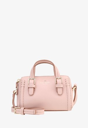 Pequeño bolso de mano de cuero rosa pálido con dobles asas superiores, hebillas doradas, correa de hombro ajustable y logo "kate spade new york" en el centro delantero.