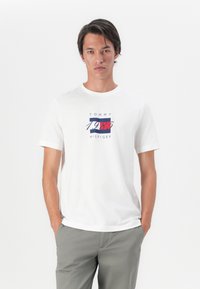 Tommy Hilfiger LINEAR FLAG GRAPHIC TEE UNISEX - Marškinėliai su spaudiniu - white