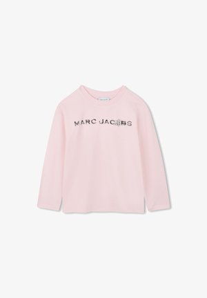 Miękka różowa bluzka z długim rękawem, z napisem "MARC JACOBS" w srebrnym kolorze i akcentem w postaci kamienia szlachetnego. Wykonana z bawełny, o luźnym kroju.