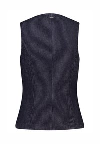 Sotilas sininen hihaton liivi, jossa on ohuita pystysuoria valkoisia raitoja ja pieni metallinen brändilappu yläkeskellä selässä.