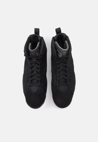 Adidași negri în stil high-top, realizați dintr-o combinație de piele netedă și suede texturat, dotati cu șireturi rotunde și mânere pe limbă.