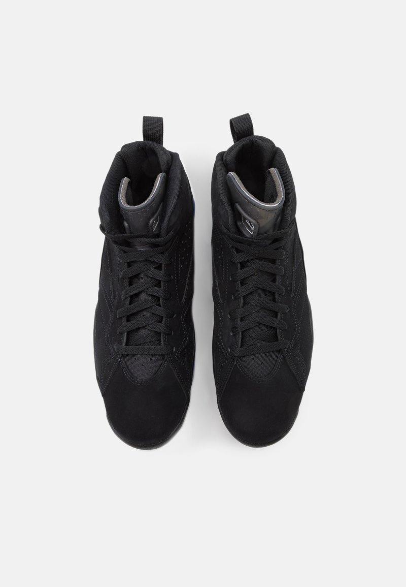 Schwarze High-Top-Sneaker aus einer Kombination von glattem Leder und strukturiertem Wildleder, mit runden Schnürsenkeln und Zuglaschen an der Zunge.