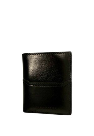 Portafoglio bifold in pelle nera con cuciture visibili e tasca frontale, in piedi su sfondo bianco.