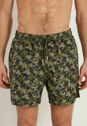 Shorts de bain pour hommes avec un motif de camouflage numérique dans des nuances de vert et de gris. Taille élastique avec cordon de serrage pour un ajustement optimal.