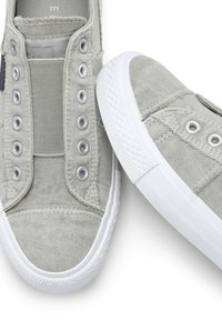 Hellgraue Canvas-Sneaker mit elastischen Einsätzen, silbernen Ösen und weißen Gummisohlen. Verfügt über ein strukturiertes Material und ein rundes Design der Zehenpartie.