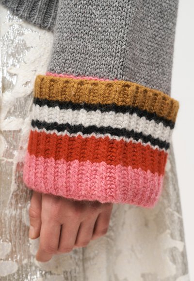 Megztos palaidinės rankogalis su pilku kūnu ir spalvotu dryžuotu apvadu rožinės, raudonos, juodos, baltos ir rudos spalvų. Tekstūruotas siūlas, raštuotas briaunotas dizainas.