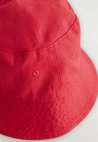 Unausgewählt, red